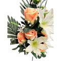 Hochwertiger künstlicher Blumenstrauß in Apricot/Peach mit Rosen und Lilien, mit Vase – naturgetreue Seidenblumen, Frontansicht.