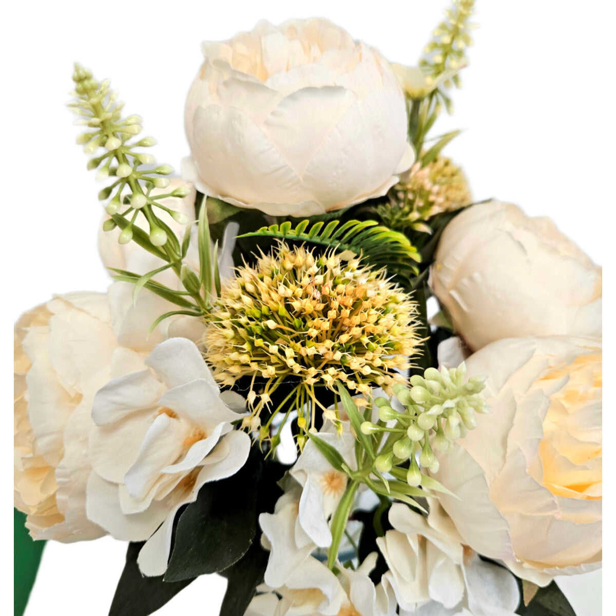 Künstlicher Blumenstrauß in Creme/Elfenbein mit Pfingstrosen, Disteln und Hortensien, mit Vase – hochwertige, realistische Seidenblumen, Detailansicht.