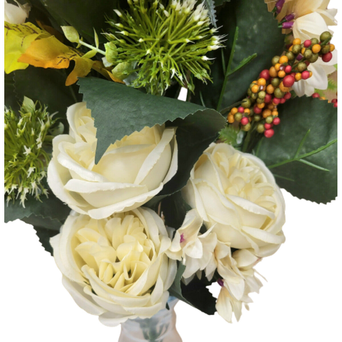 Detailansicht: künstlicher Blumenstrauß in Creme mit Pfingstrosen, Hortensien und Disteln, mit Vase – edle, langlebige Tischdeko.