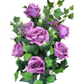 Künstlicher Rosenstrauß in Lila, mit Vase – naturgetreue Seidenrosen und grünes Beiwerk, Nahaufnahme.