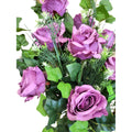 Lila Rosen als Kunstblumen-Strauß, mit Vase – edle, langlebige Deko mit grünem Beiwerk, Seitenansicht.