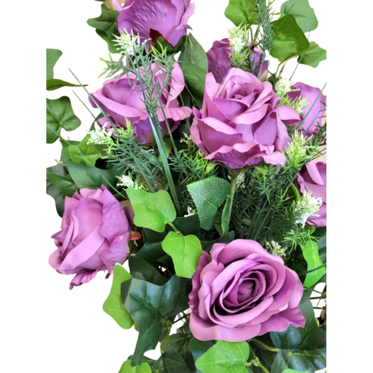 Lila Rosen als Kunstblumen-Strauß, mit Vase – edle, langlebige Deko mit grünem Beiwerk, Seitenansicht.