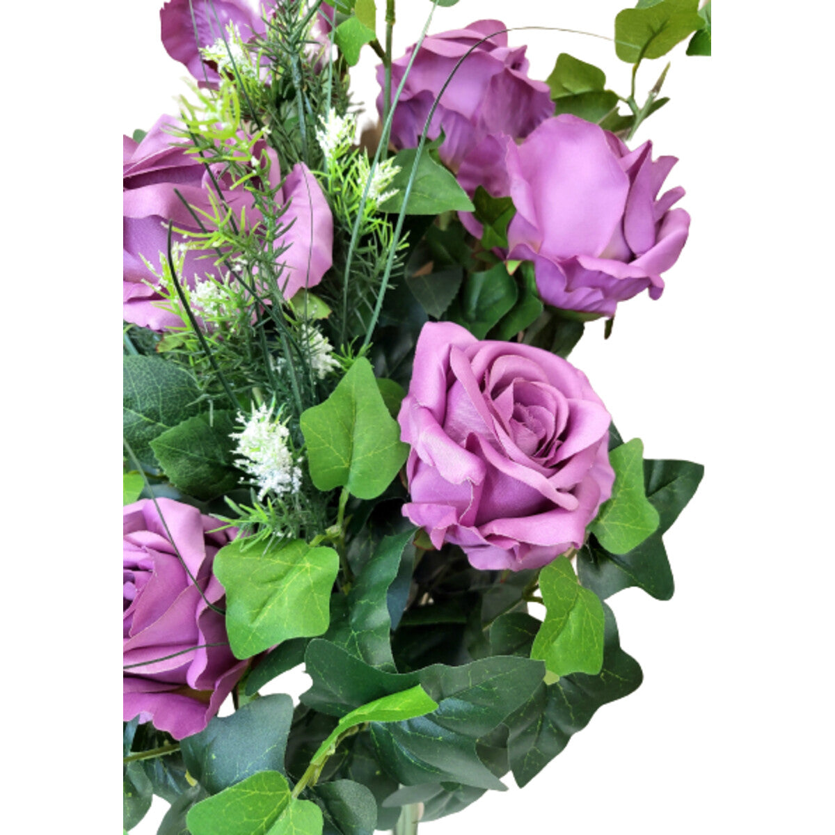 Detailansicht: hochwertiger künstlicher Rosenstrauß in Lila mit Beiwerk, mit Vase – realistische Seidenblumen.