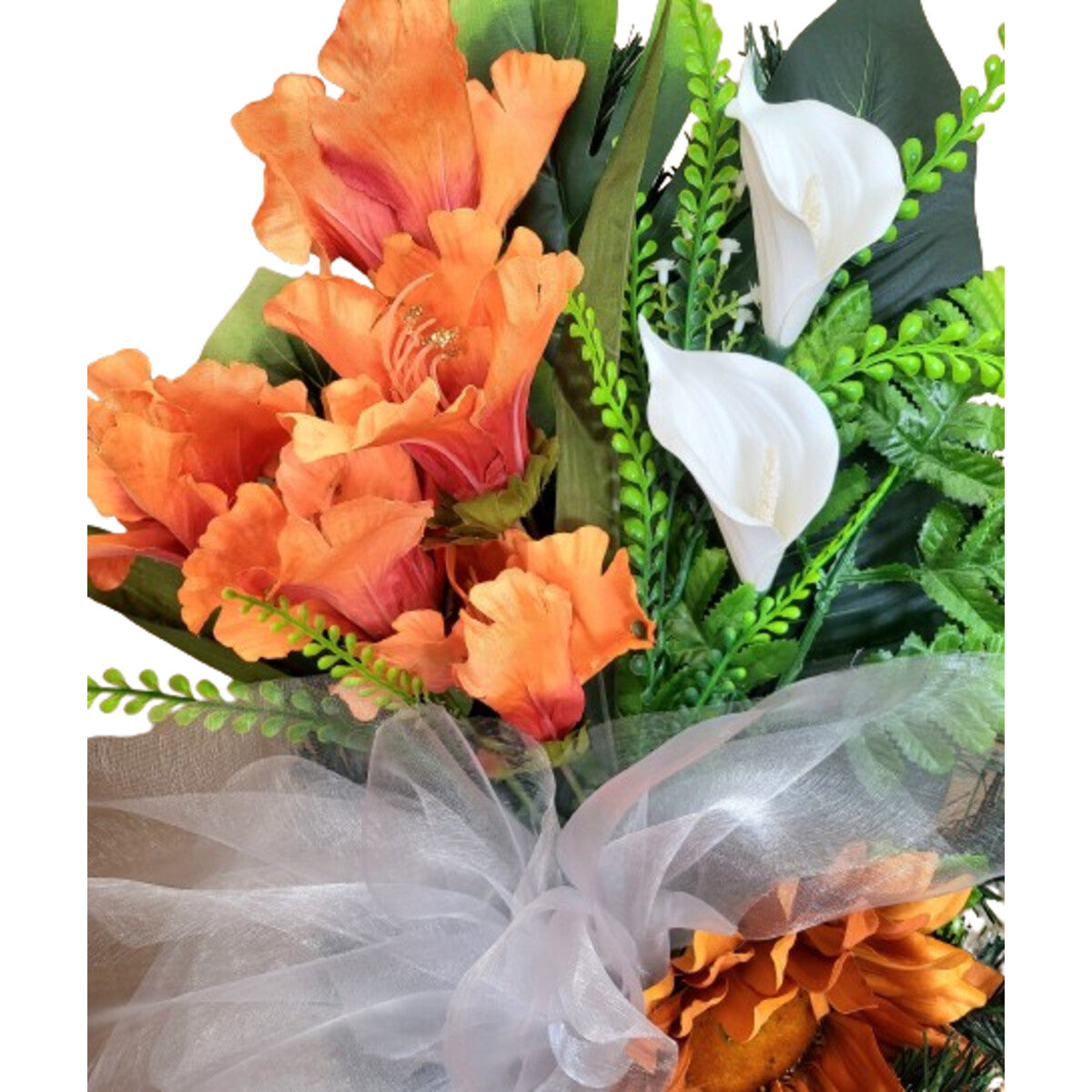 Detail: künstlicher Blumenstrauß in Orange/Gold mit Sonnenblumen, Calla und Iris, mit Vase – elegante, naturgetreue Tischdekoration.