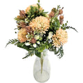 Hochwertiger künstlicher Blumenstrauß in Pfirsich/Apricot mit Disteln und Beiwerk, mit Vase – realistische Seidenblumen, Frontansicht.