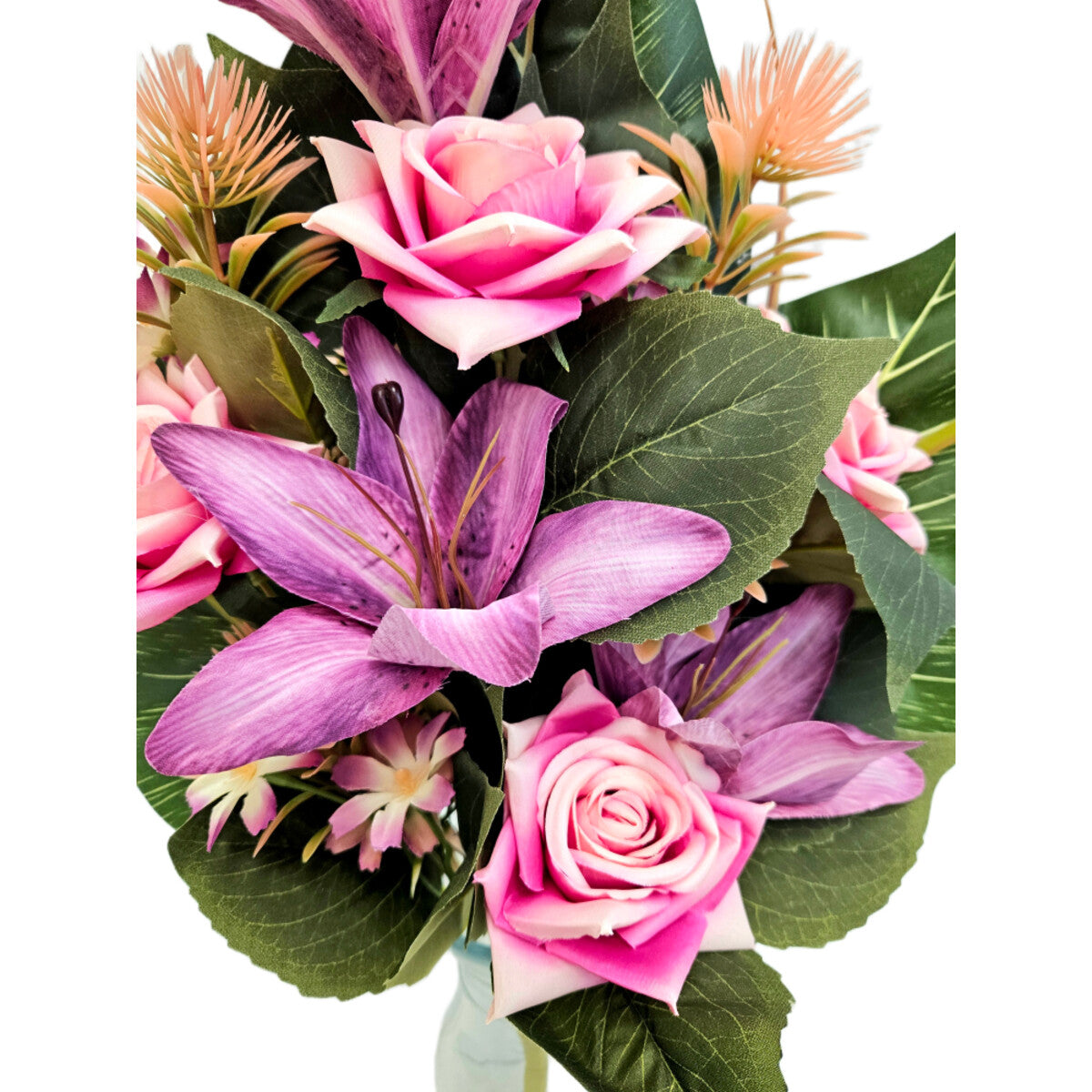 Künstlicher Blumenstrauß in Pink mit Rosen, Lilien und Disteln, mit Vase – hochwertige, realistische Seidenblumen, Detail/Seitenansicht.