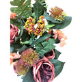 Nahaufnahme: künstlicher Blumenstrauß in Rosa mit Pfingstrosen, Hortensien und Disteln, mit Vase – realistische Details.
