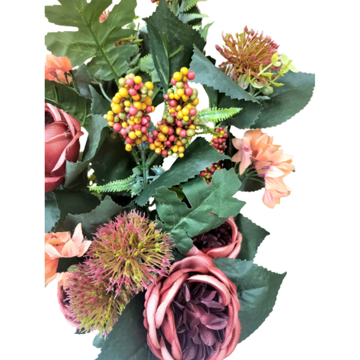 Nahaufnahme: künstlicher Blumenstrauß in Rosa mit Pfingstrosen, Hortensien und Disteln, mit Vase – realistische Details.