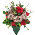 Hochwertiger künstlicher Blumenstrauß mit roten und beigen Rosen sowie Eukalyptus, mit Vase – naturgetreue Seidenblumen, Frontansicht.