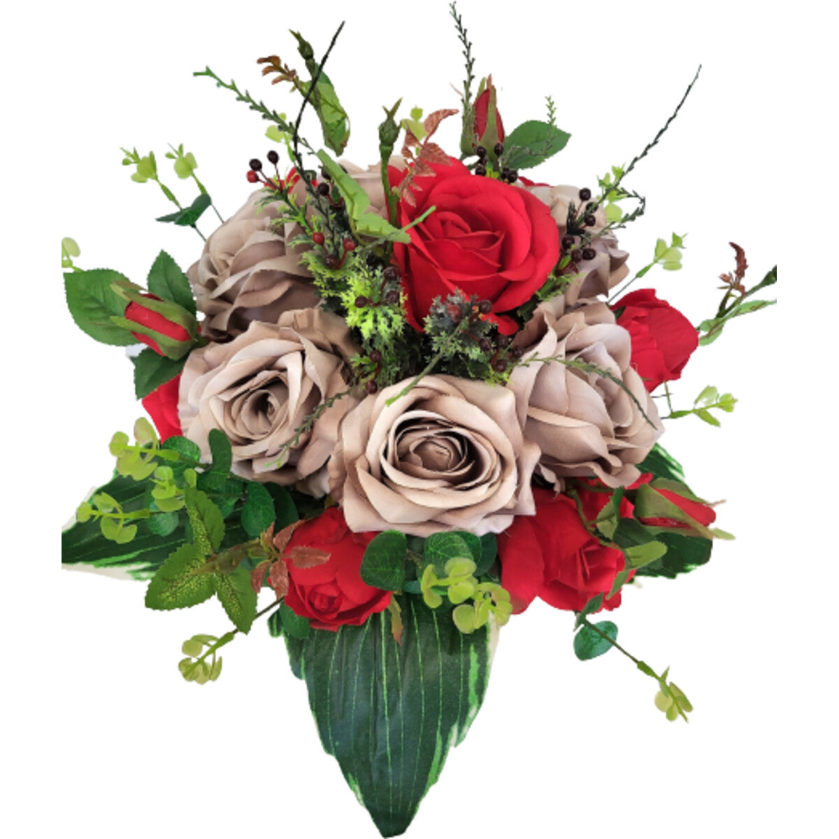 Hochwertiger künstlicher Blumenstrauß mit roten und beigen Rosen sowie Eukalyptus, mit Vase – naturgetreue Seidenblumen, Frontansicht.