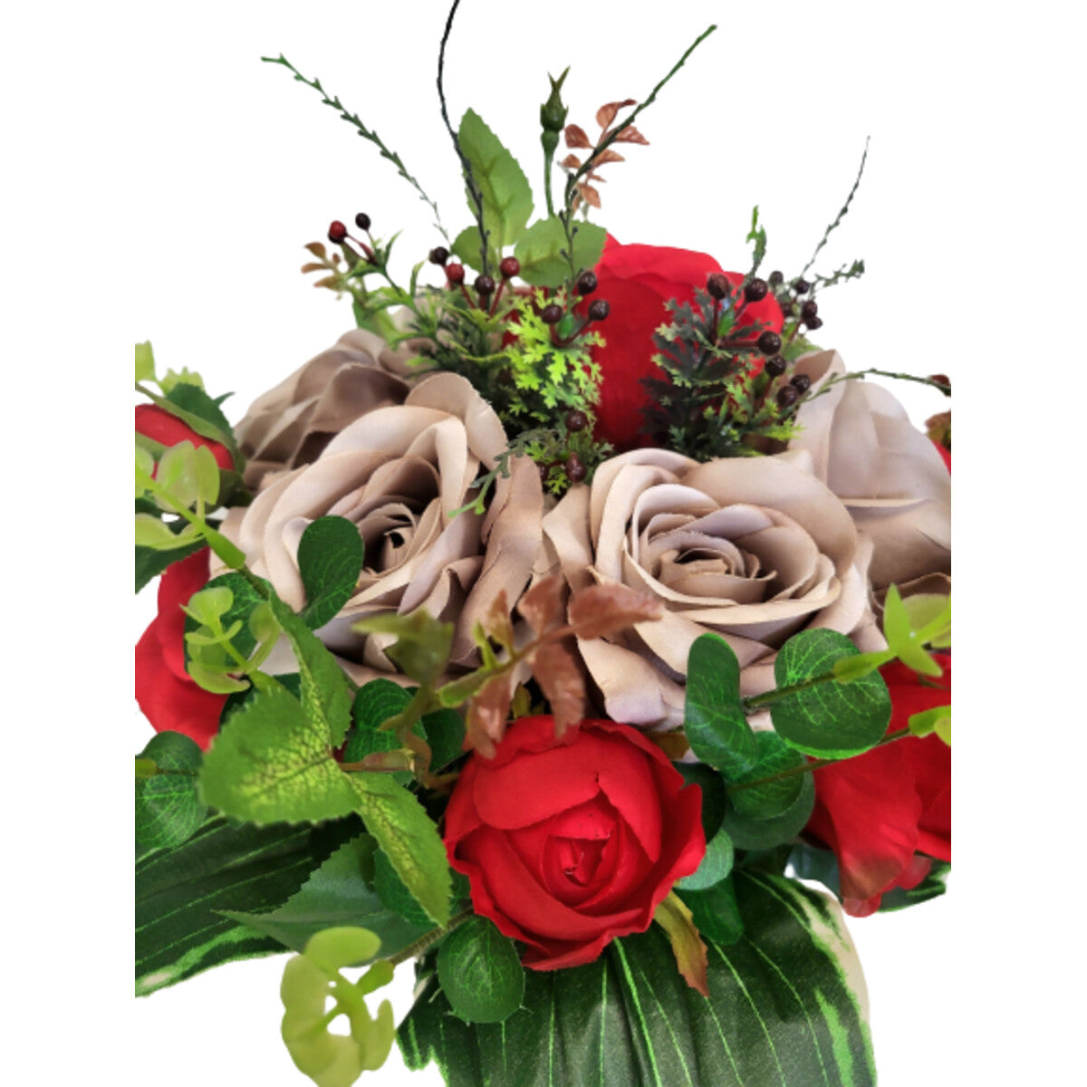 Nahaufnahme: künstlicher Rosenstrauß Rot/Beige mit Eukalyptus, mit Vase – detailreiche, naturgetreue Seidenblumen.