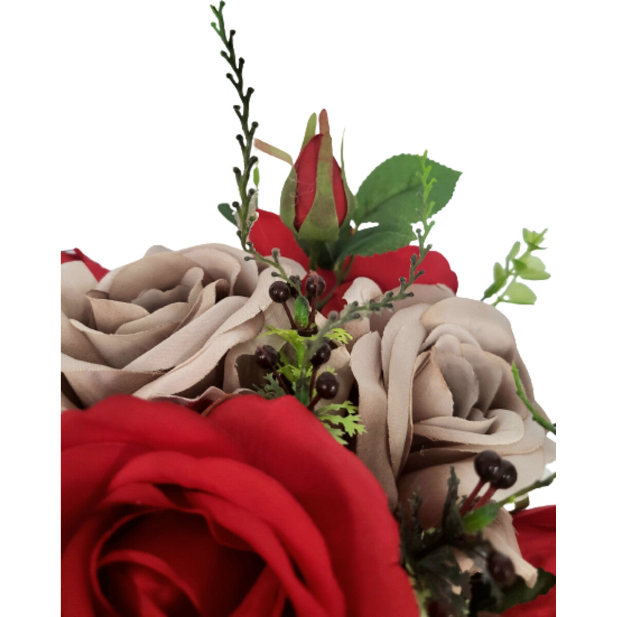 Detailansicht: künstlicher Strauß mit roten und beigen Rosen plus Eukalyptus, mit Vase – edle, pflegeleichte Deko.