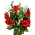 Eleganter künstlicher Strauß mit roten Rosen und Gladiolen, mit Vase – naturgetreue Tischdeko, Nahaufnahme.