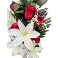 Künstlicher Blumenstrauß mit roten Rosen und weißen Lilien, mit Vase – hochwertige Seidenblumen, Detail/Seitenansicht.