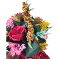 Künstlicher Strauß in Weinrot mit Pfingstrosen, Hortensien und Disteln, mit Vase – hochwertige, naturgetreue Dekoblumen, Detailansicht.