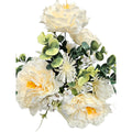 Künstlicher Blumenstrauß in Weiß/Creme mit Pfingstrosen, Eukalyptus und Disteln, mit Vase – hochwertige, realistische Seidenblumen, Detail/Seitenansicht.