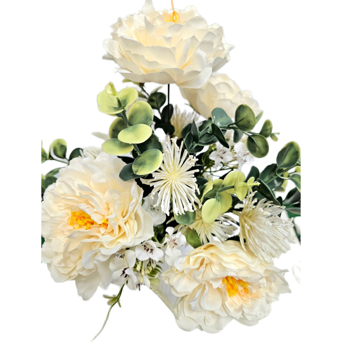 Künstlicher Blumenstrauß in Weiß/Creme mit Pfingstrosen, Eukalyptus und Disteln, mit Vase – hochwertige, realistische Seidenblumen, Detail/Seitenansicht.