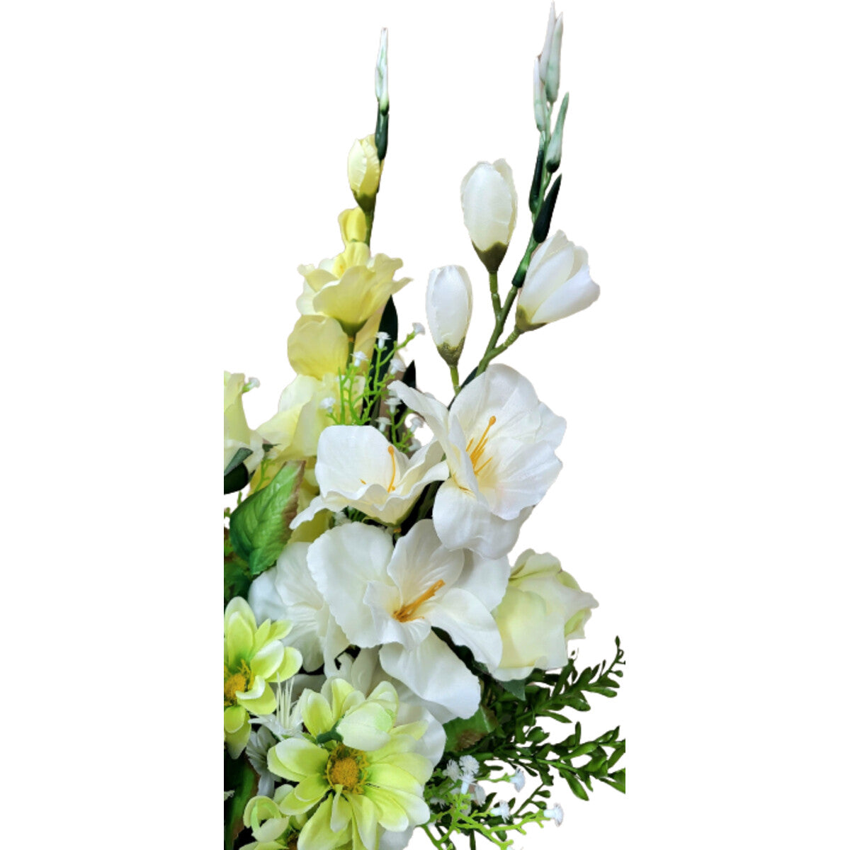 Detailansicht: weiße Gladiolen, Rosen und Gänseblümchen im künstlichen Strauß, mit Vase – hochwertige Seidenblumen.