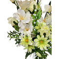 Nahaufnahme des künstlichen Straußes mit Rosen, Gladiolen und Gänseblümchen in Weiß/Creme, mit Vase – elegante, naturgetreue Tischdekoration.