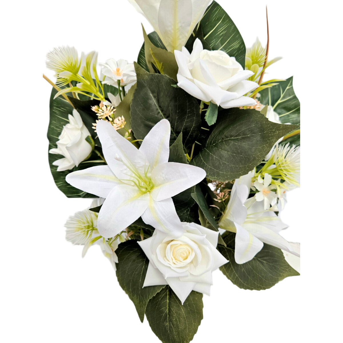 Künstlicher Blumenstrauß in Weiß mit Rosen, Lilien und Disteln, mit Vase – hochwertige, realistische Seidenblumen, Detail/Seitenansicht.