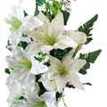 Eleganter Kunstblumen-Strauß mit weißen Rosen und Lilien, mit Vase – langlebige Tischdekoration, Seitenansicht.
