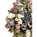 Künstlicher Trauerkranz mit Gänseblümchen und Disteln – hochwertige, detailreiche Beileidsdeko, Nahaufnahme.