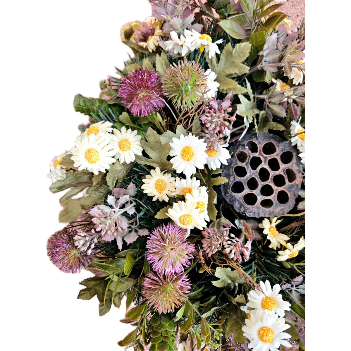 Künstlicher Trauerkranz mit Gänseblümchen und Disteln – hochwertige, detailreiche Beileidsdeko, Nahaufnahme.